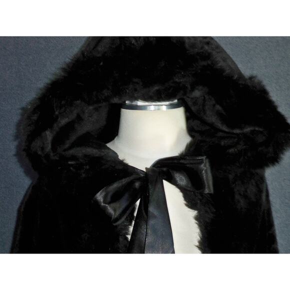 Faux Fur hooded cape, Faux Fur Bridal Wrap cape, White Wedding, Bridal Fur cape - Picture 9 of 10